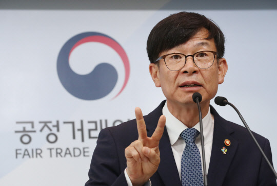 발언하는 김상조 위원장       (세종=연합뉴스) 14일 오후 정부세종청사 공정거래위원회에서 김상조 위원장이 취임 1주년 기자간담회를 하고 있다.